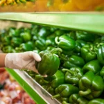 توفر المزرعة مجموعة من المنتجات الزراعية العضوية التي يتم إنتاجها داخل المزرعة، مثل الفواكه والمحاصيل الموسمية، حيث يمكن للزوار شراؤها مباشرة والاستمتاع بمنتجات طبيعية طازجة ذات جودة عالية.