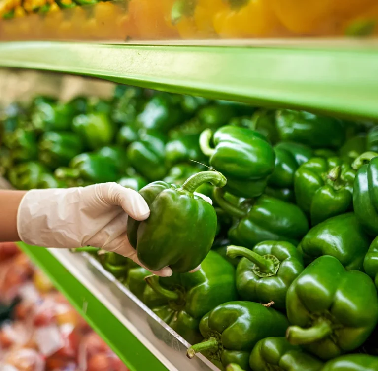 The farm offers a range of organic agricultural products produced on the farm, such as fruits and seasonal crops, which visitors can purchase directly and enjoy high-quality, fresh, natural products.